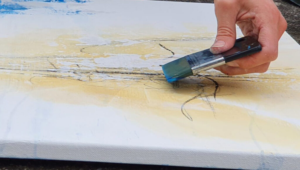 Hand mit Pinsel beim intuitiven Malen auf Leinwand